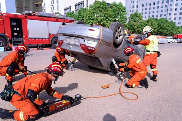 高速汽车爆胎救援快速上门九游会网址是多少楚雄州(图2)