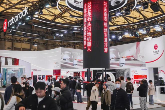 ！石头科技AWE2025秀肌肉J9数字平台扫地机全球销量第一(图3)