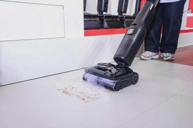 ！石头科技AWE2025秀肌肉J9数字平台扫地机全球销量第一(图4)