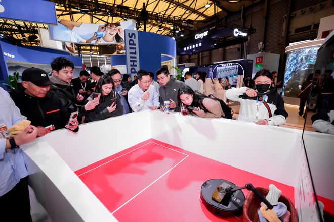 ！石头科技AWE2025秀肌肉J9数字平台扫地机全球销量第一(图6)