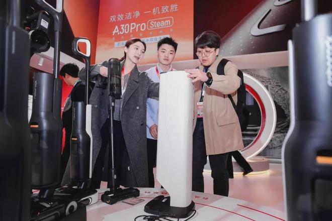 ！石头科技AWE2025秀肌肉J9数字平台扫地机全球销量第一(图12)